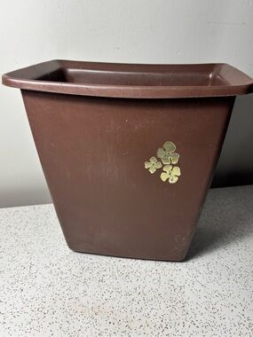 Brown vintage Rubbermaid garbage/trash can (Gold decor)